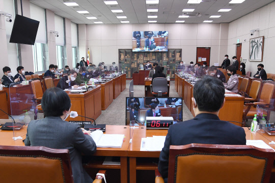 국회 언론·미디어제도개선특위가 21일 국회에서 전체회의를 진행하고 있다. 국회사진기자단=연합뉴스